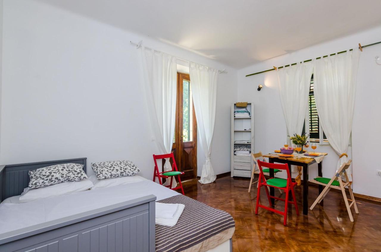 Eos & Vespera Apartment