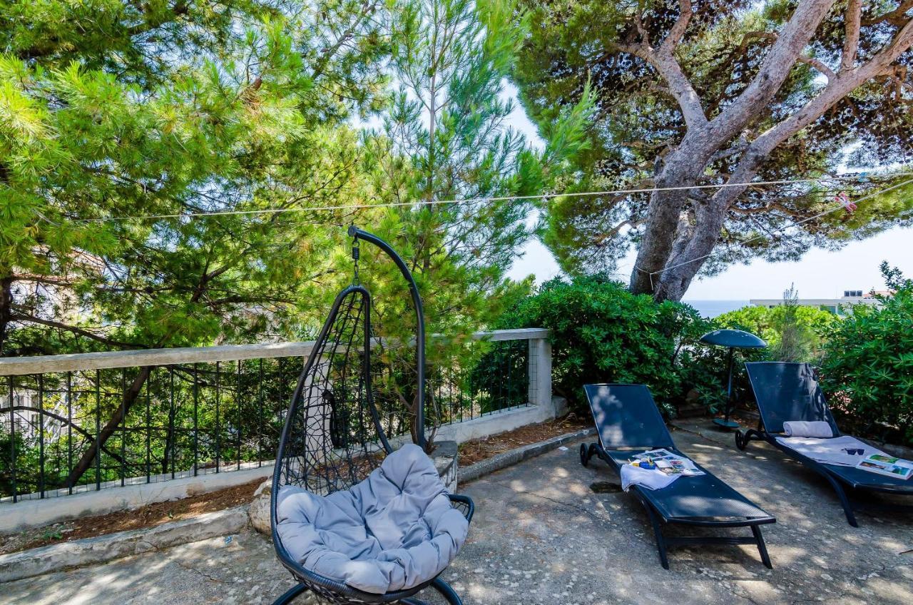 Leonora Villa *
