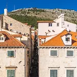Lores Apartment