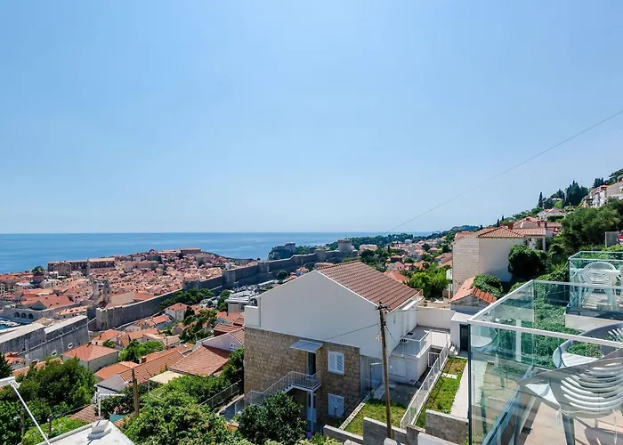 Apartments Isabora - Comfort Three-Bedroom Apartment With Balcony And Sea View Second Floor