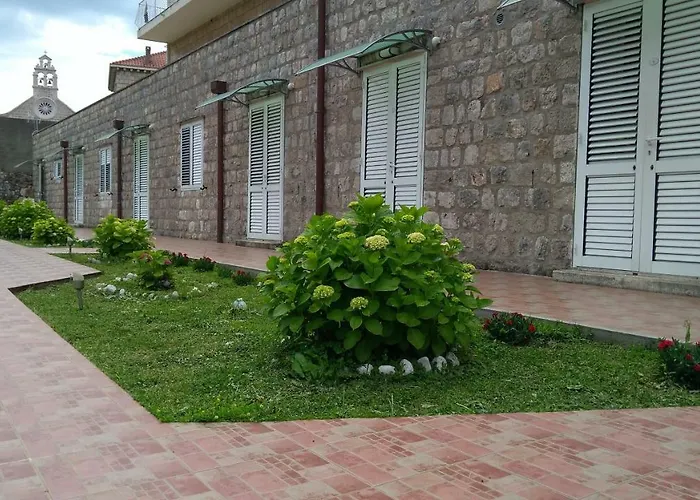 Guest House Eight Roses