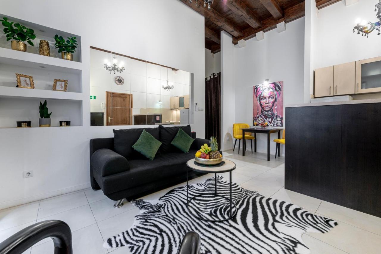 Niko, Apartment *