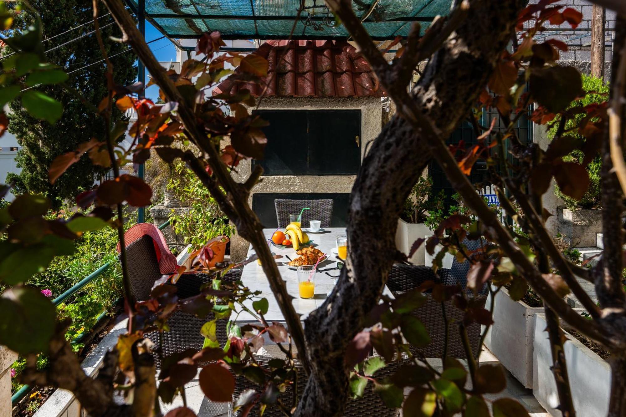 Flora Apartment