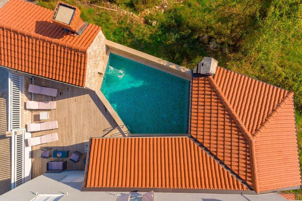Trojkovic Villa *