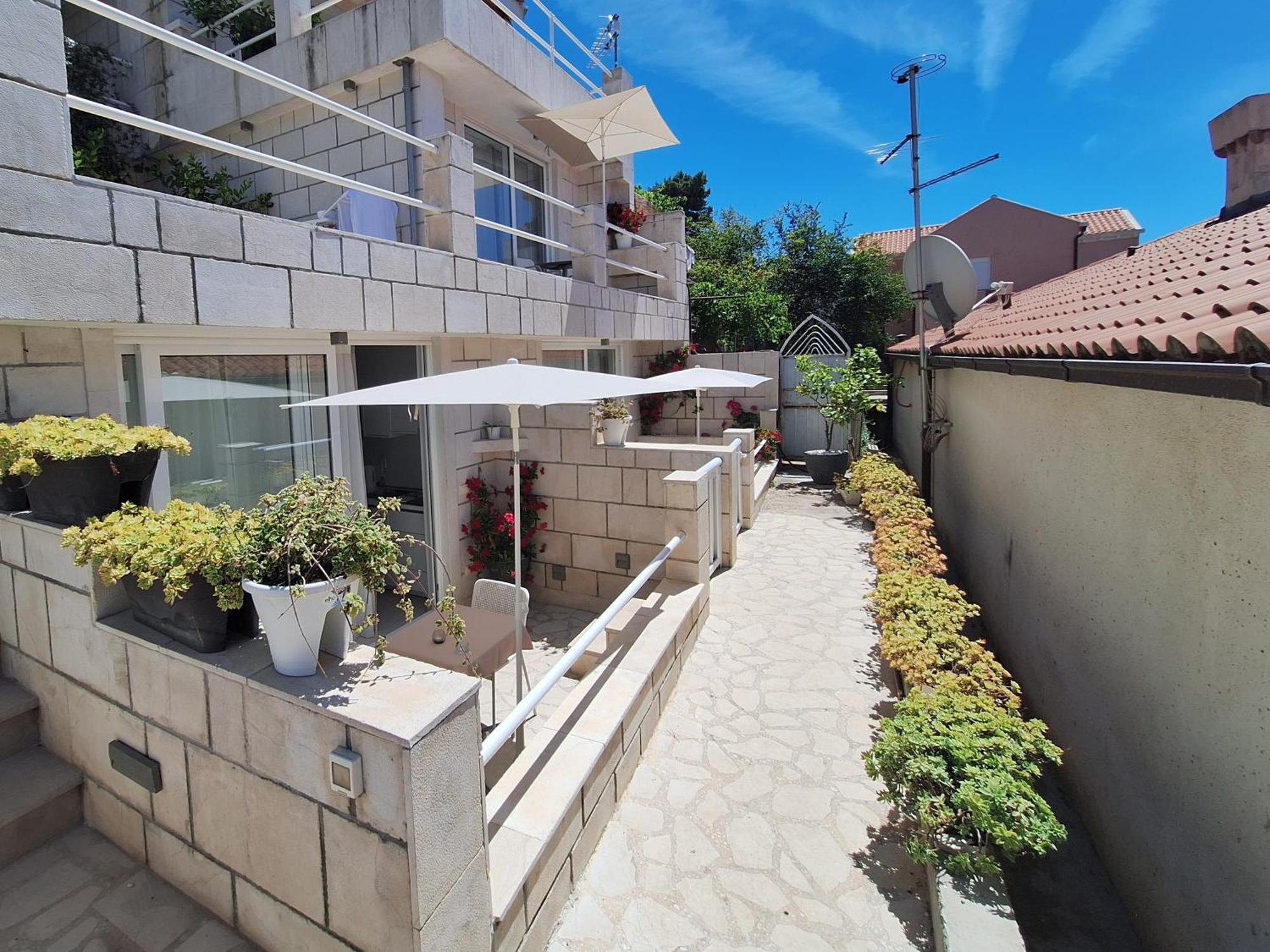 Alto And Apartment *