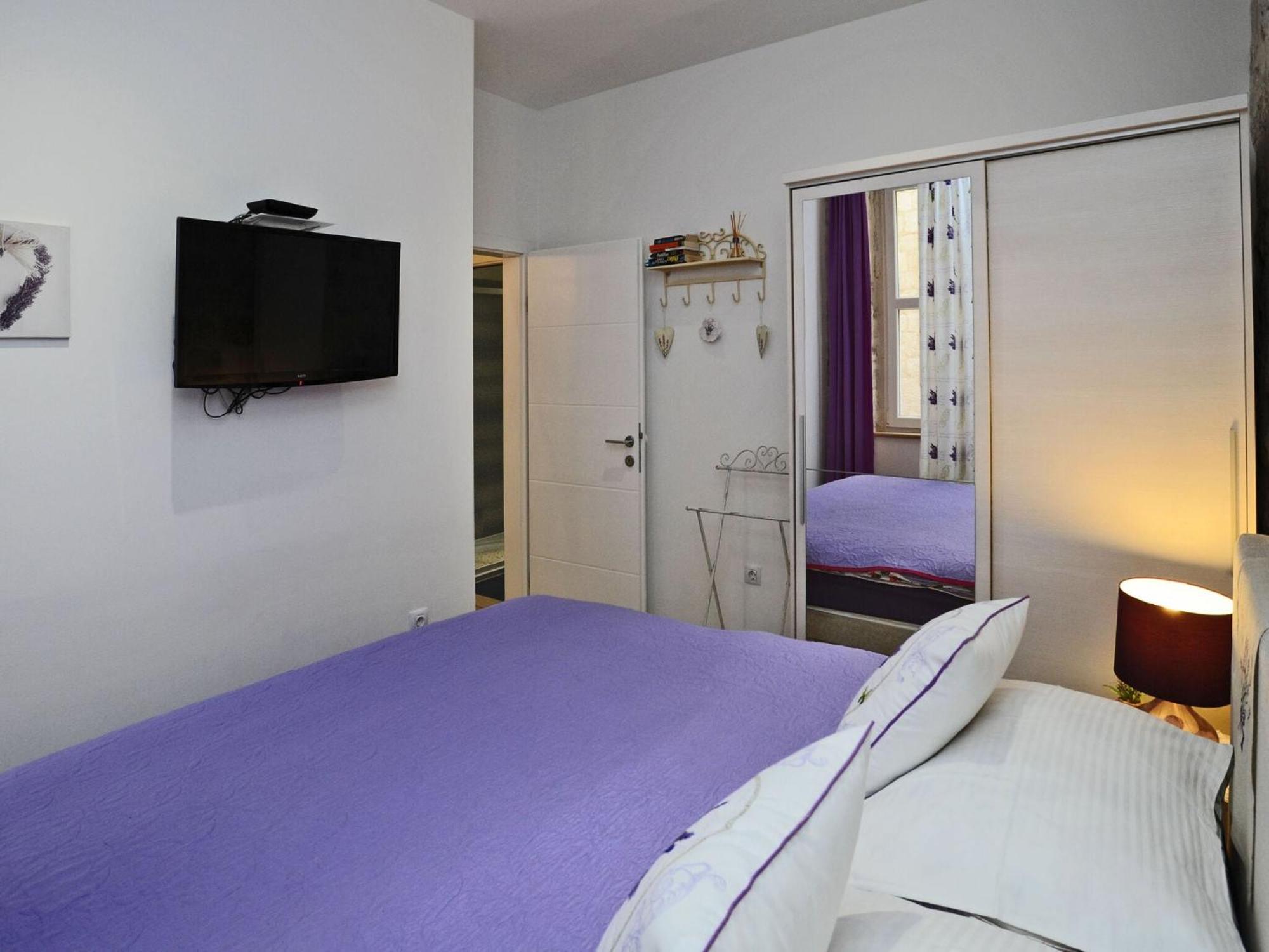 L & L Old Town - One Bedroom
