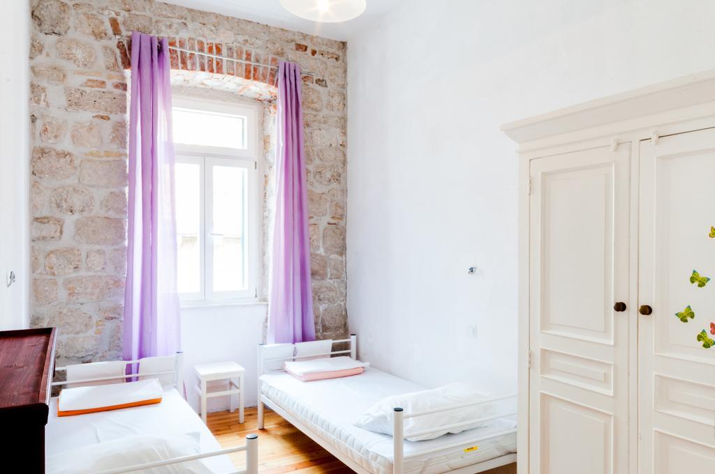 Old Town Hostel *