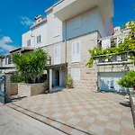 Niko\'S Charming Apartment With Free Parking
