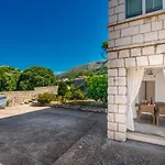 Apartment Near Old Town, Free Parking & Huge Garden