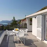 Tomas Deluxe II