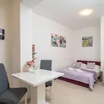 Isaura Apartments