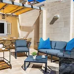 Stunning Holiday House In The Old Town By Irundo