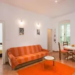 Apartment Tranquilo- Two Bedroom Apartment With Garden View