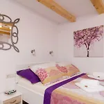 Lavender Garden Apartments - Studio Apartment Ground Floor - Apt 1