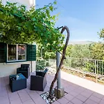 Apartment Valonija - Two Bedroom Apartment With Terrace And Garden View