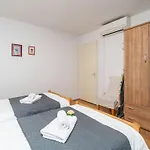 Apartment Lolo - Two Bedroom Apartment With Loggia And Street View