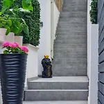 Color Block Studio Apartment Near Old Town