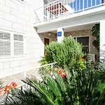 Apartment Dea - One-Bedroom Apartment With Terrace
