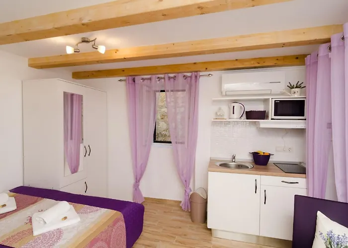 Lavender Garden Apartments - Comfort Studio Apartment Ground Floor - Apt 2