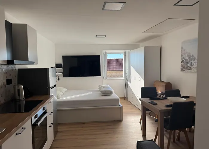 Seaview Apartment For 2