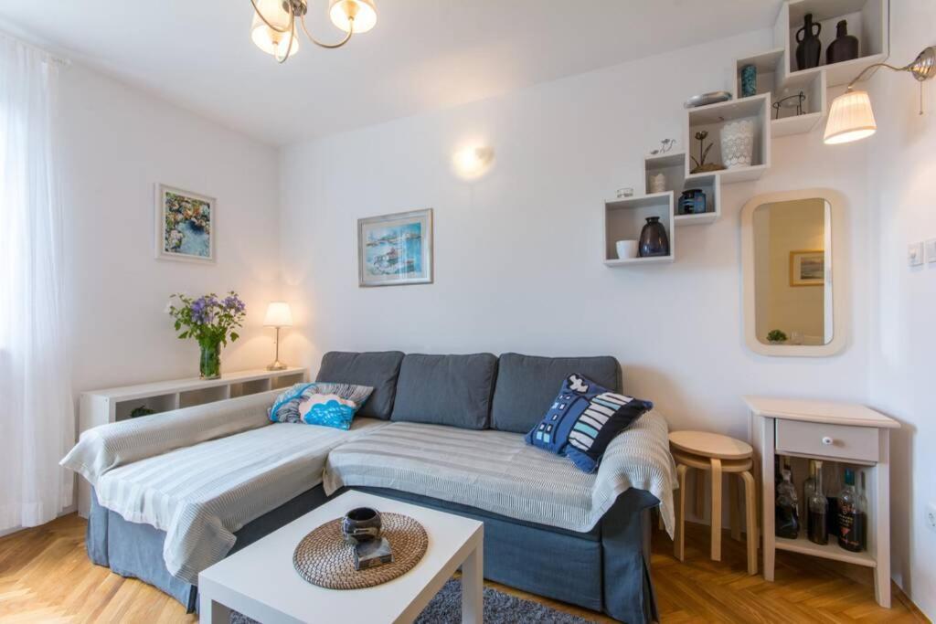 Apartment Flora Three Bedroom Near *