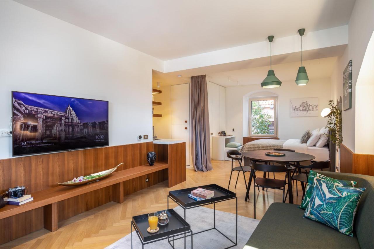 Apartment Deluxe Socialist Chic Flavor *