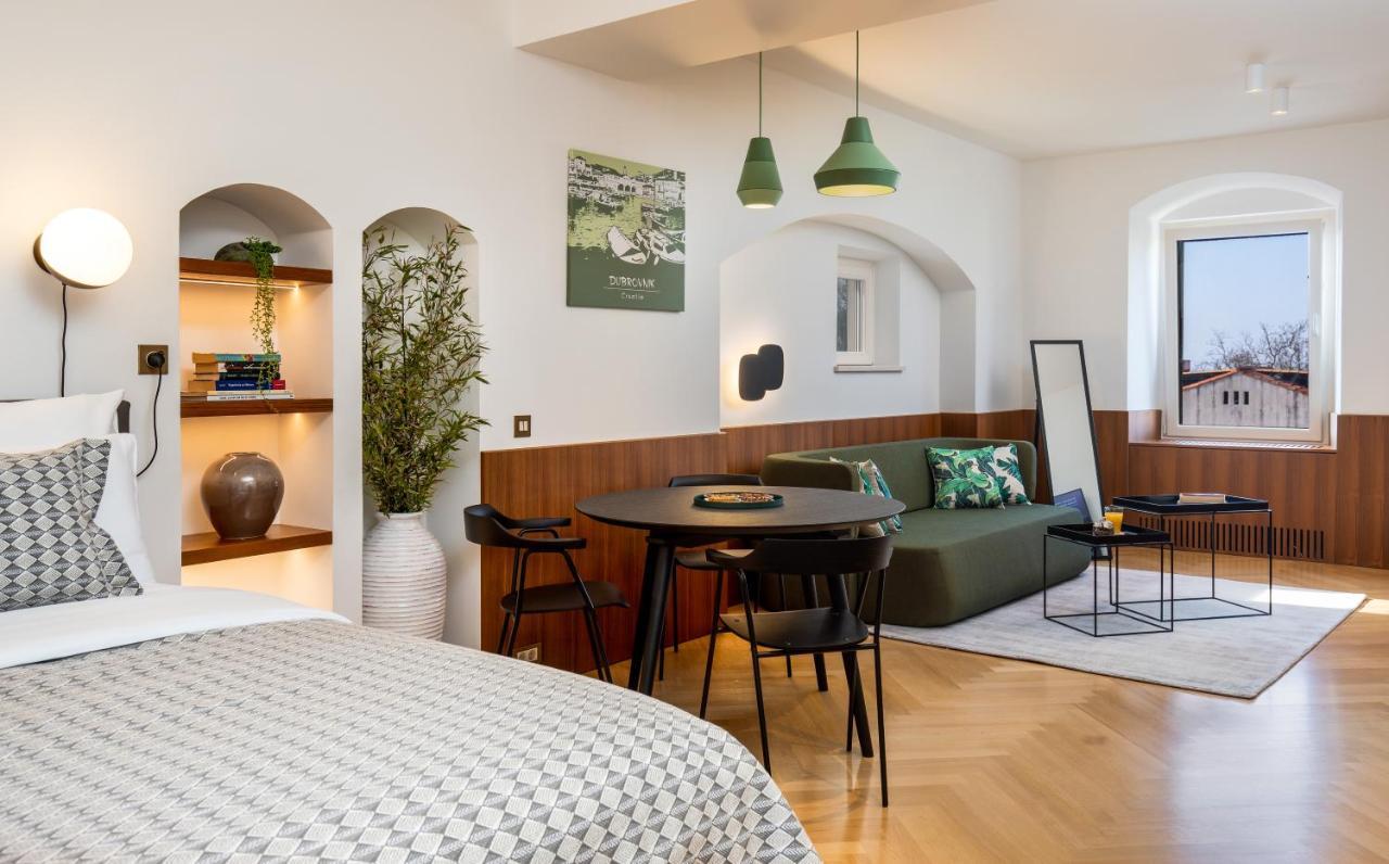 Deluxe Socialist Chic Flavor Apartment