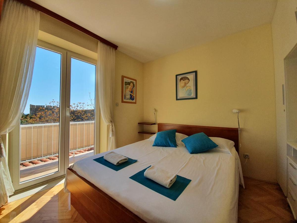 Ana-1 Minute To The Old Apartment