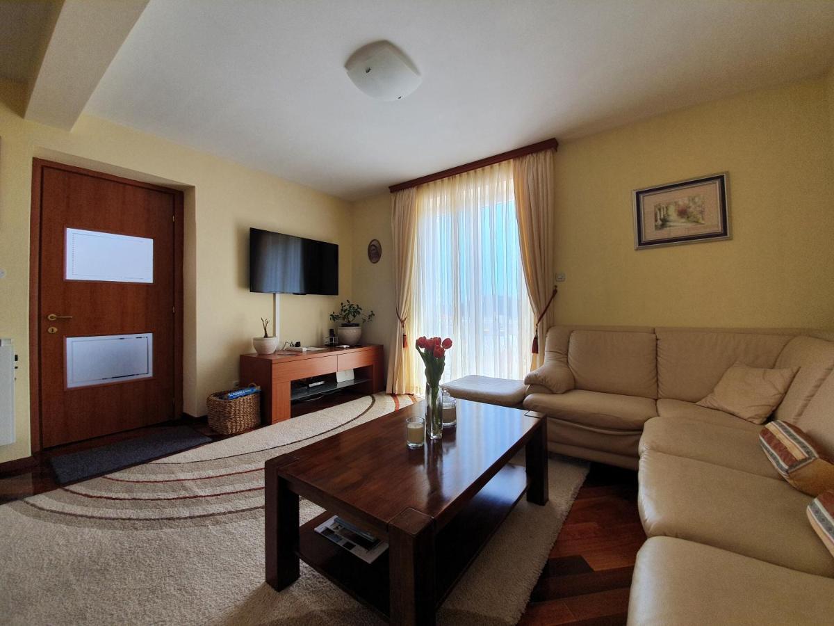 Ana-1 Minute To The Old Apartment