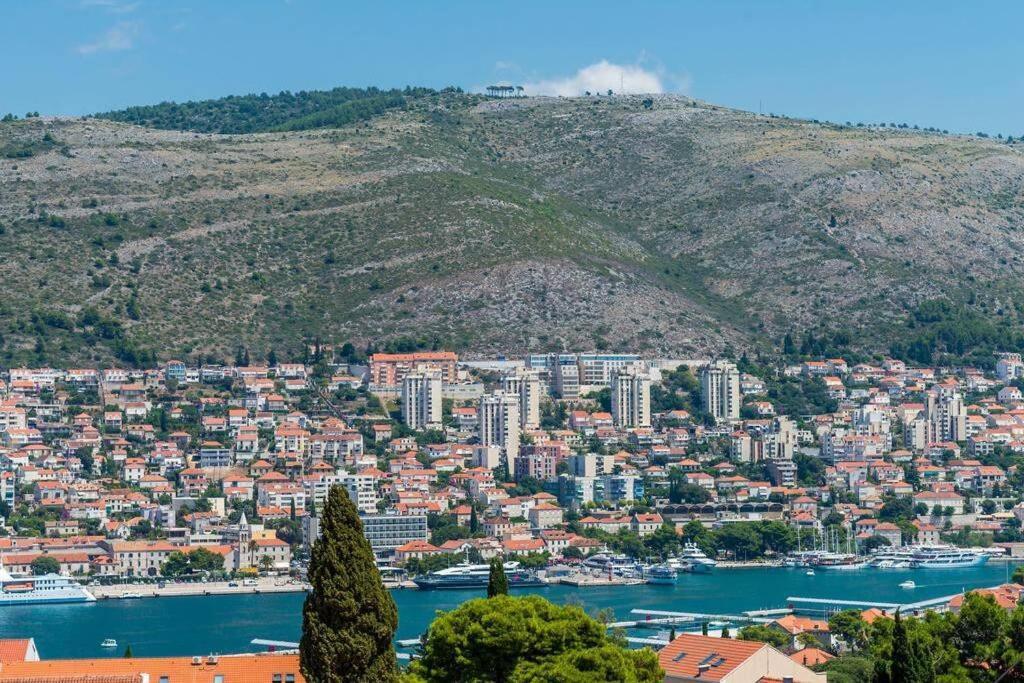 Spacious 80m2 Place, Great Views:-) 2 Bedrooms ! Dubrovnik