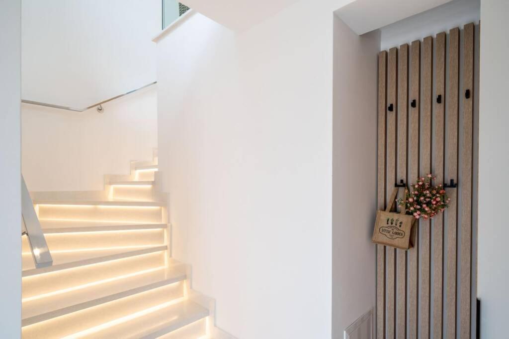 Diana: Bayside View Beauty - A Romantic Apartamento
