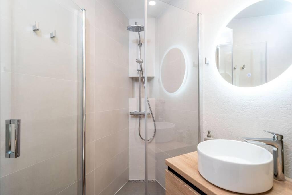 Diana: Bayside View Beauty - A Romantic Apartamento