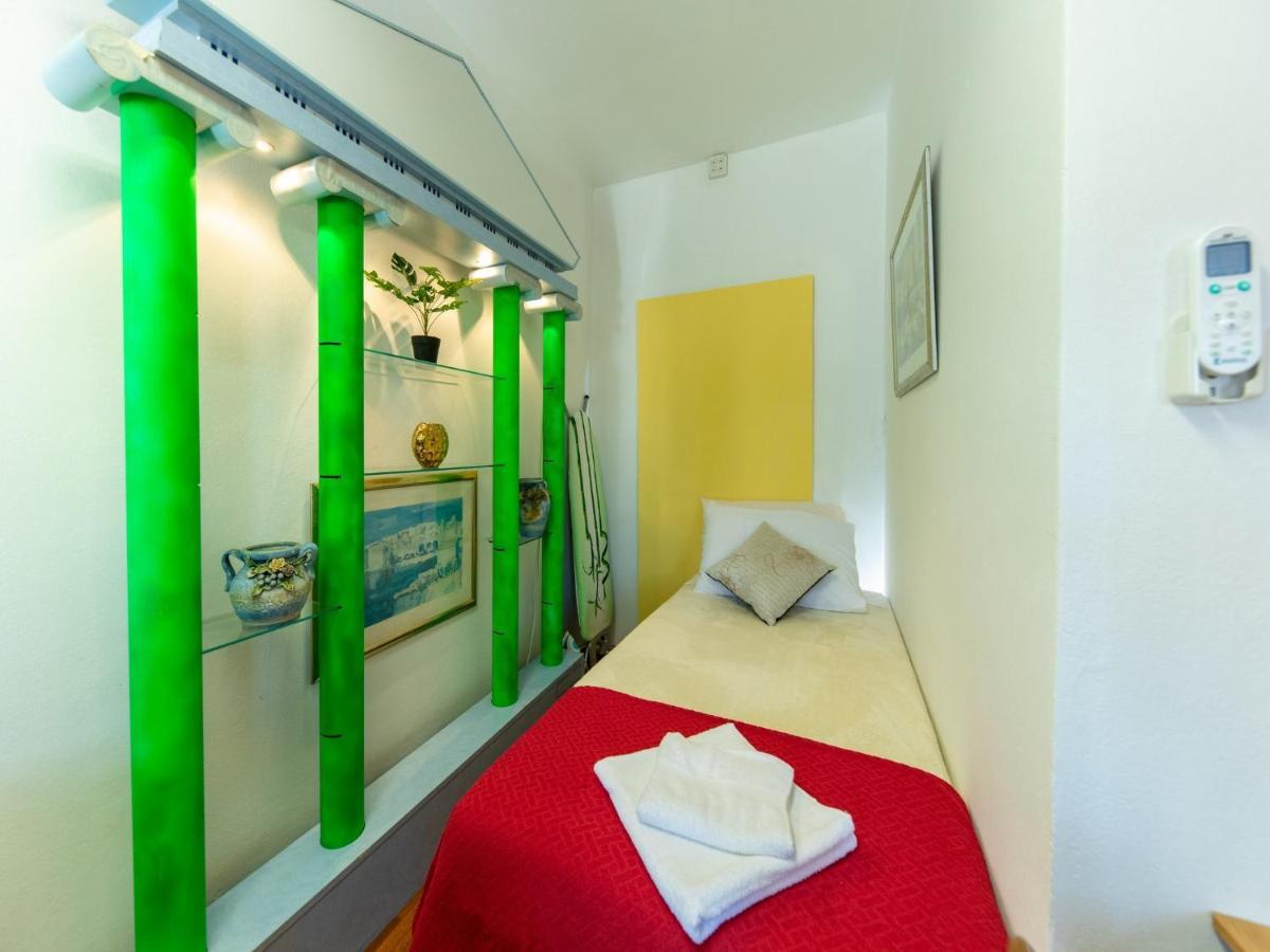 Area Apartment *