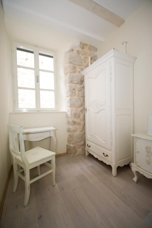 Old Town Ivory Apartment *