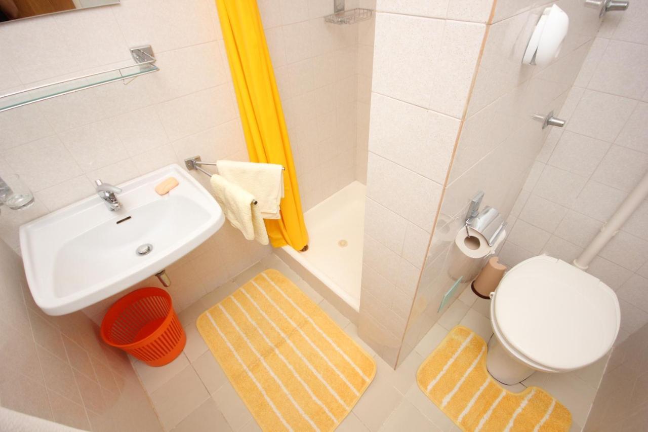 And With Parking Space - 2148 Guest house 3*