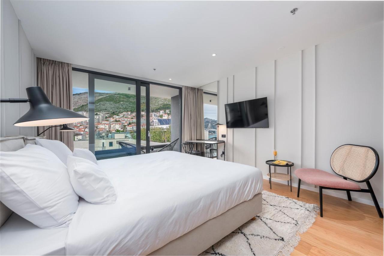 Residences *