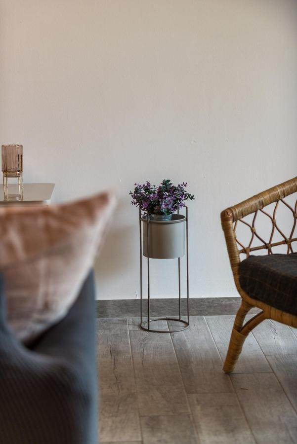 Lovely 1 Bedroom Near With Private Parking