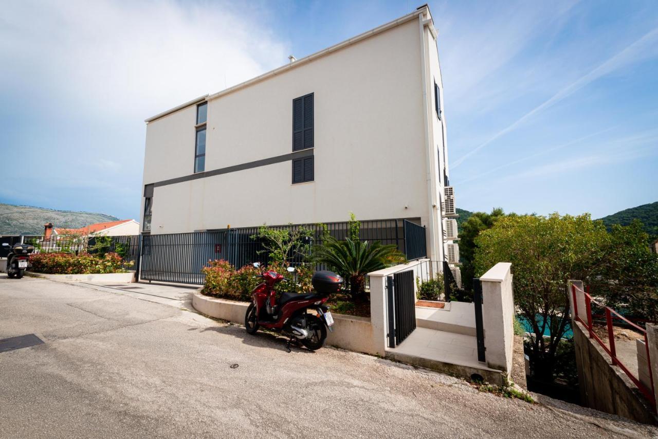 Lovely 1 Bedroom Near With Private Parking *