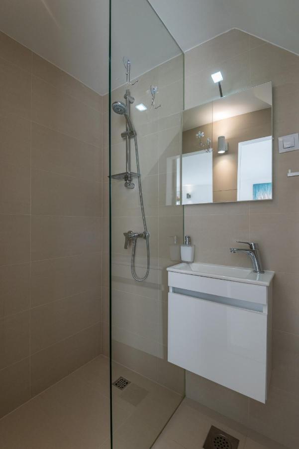 Alex - Lapad, Great Location Apartment *