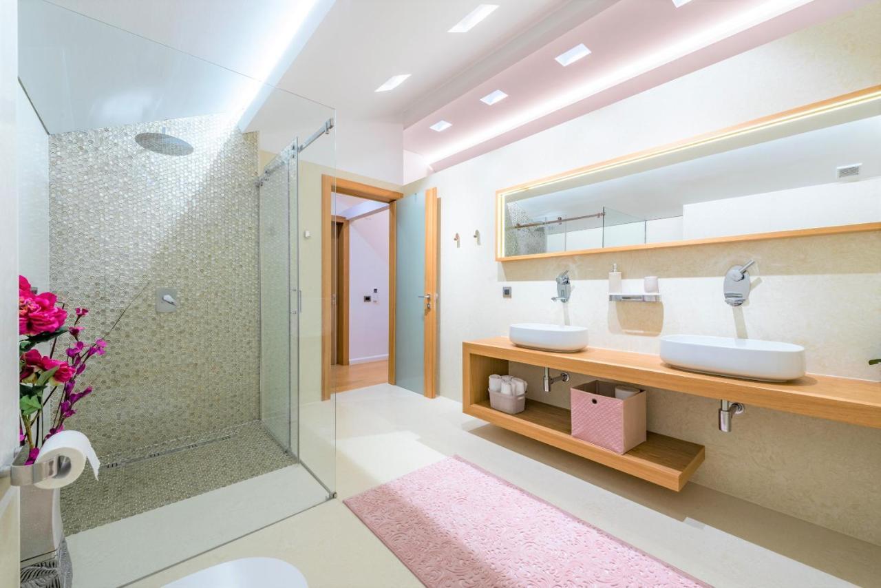 Dazzling Lozica Villa 5 Bedrooms Villa Pasija Steam Room Private Plateau Beach *