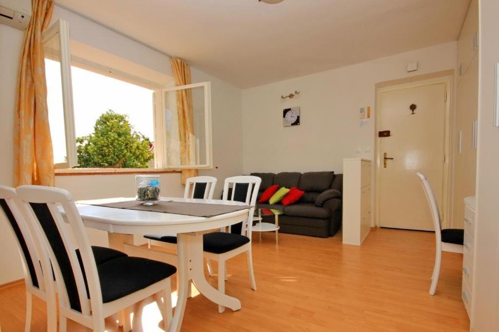 Charming Arena Apartment *