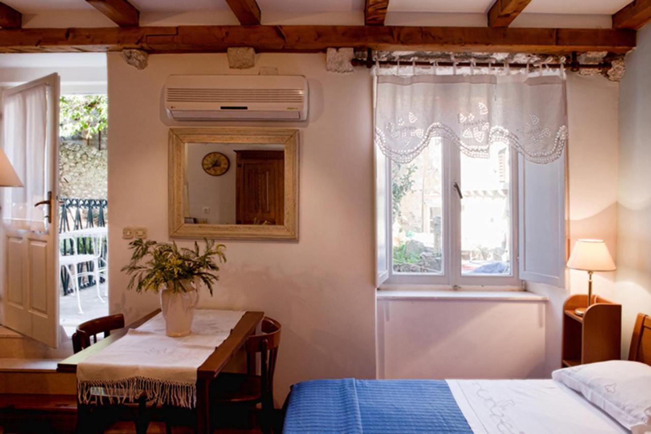 Moskar With Balcony In Heart Of Old Town Apartment