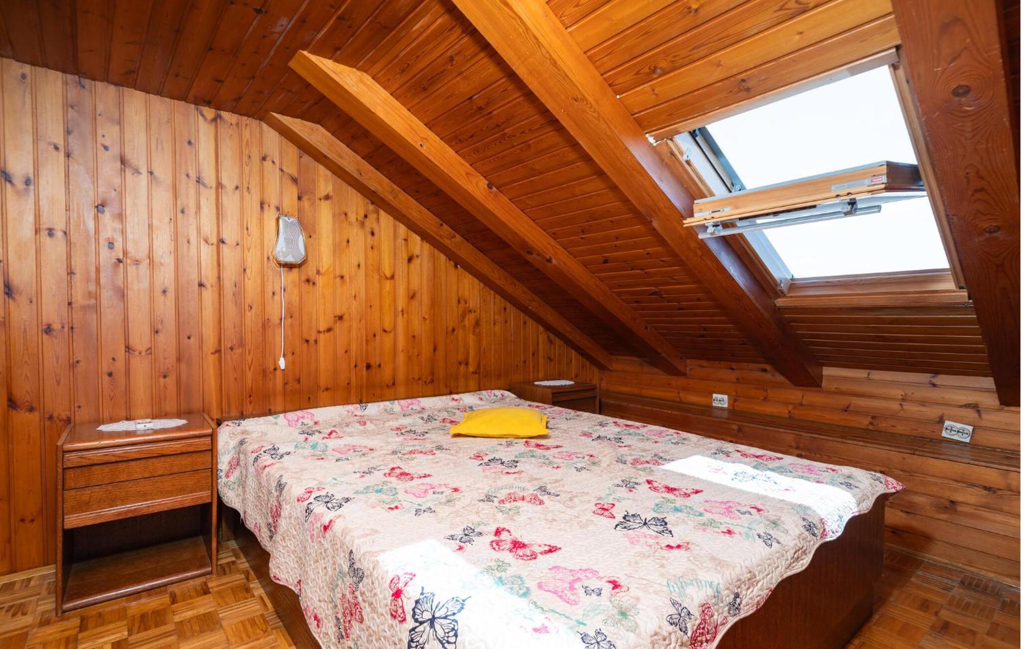 1 Bedroom Lovely In Apartment