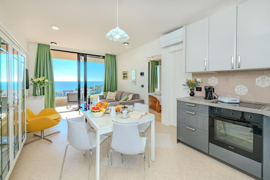A3 Montovjerna - Panoramic Terrace Getaway Apartment