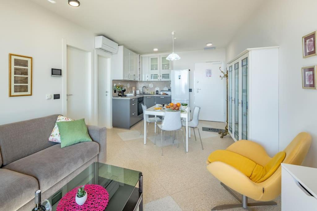 A3 Montovjerna - Panoramic Terrace Getaway Apartment *