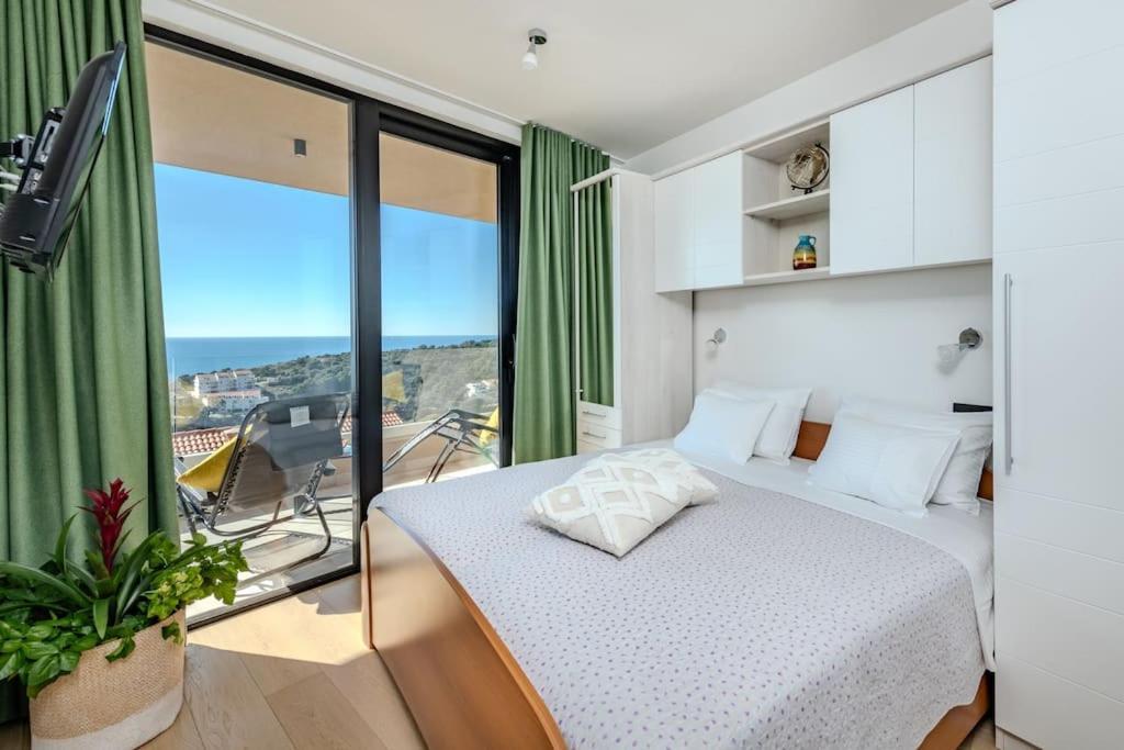 A3 Montovjerna - Panoramic Terrace Getaway Apartment *
