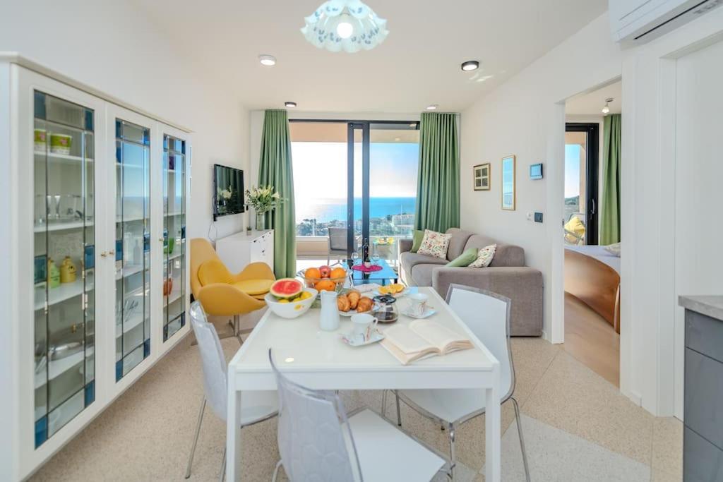 A3 Montovjerna - Panoramic Terrace Getaway Apartment