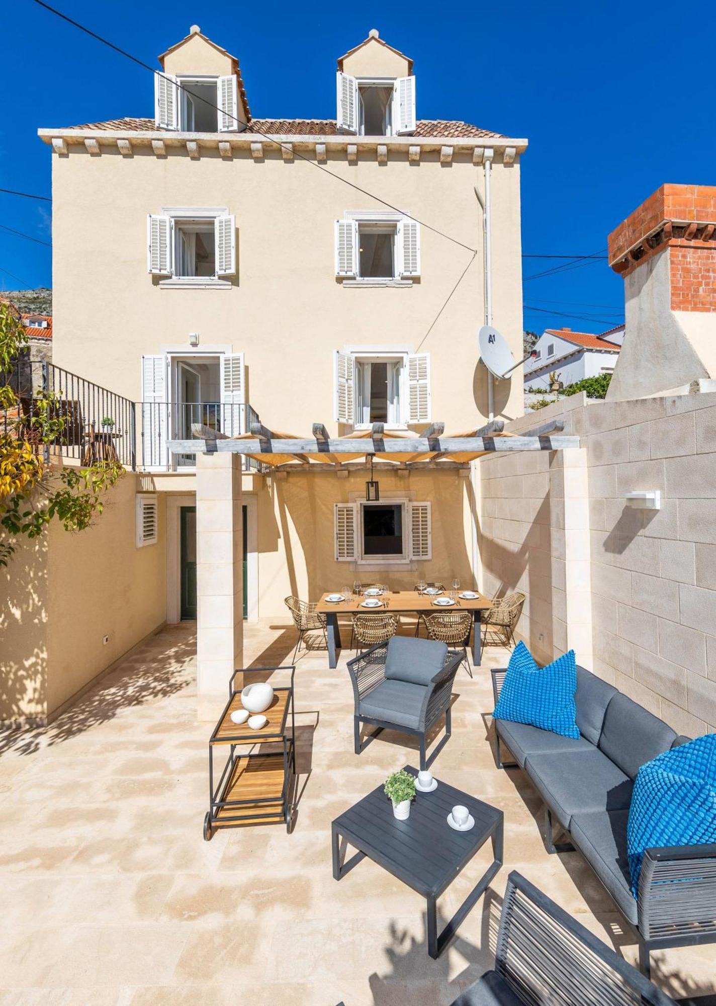 Stunning House In The Old Town By Irundo *