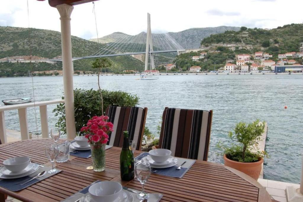 Apartment Seafront House In