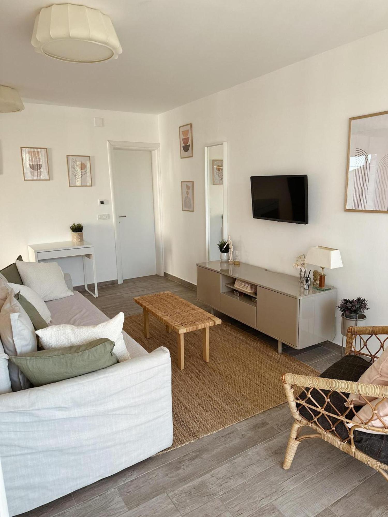 Lovely 1 Bedroom Near With Private Parking Apartment *